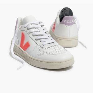 Veja size 37 euro, size 6 us